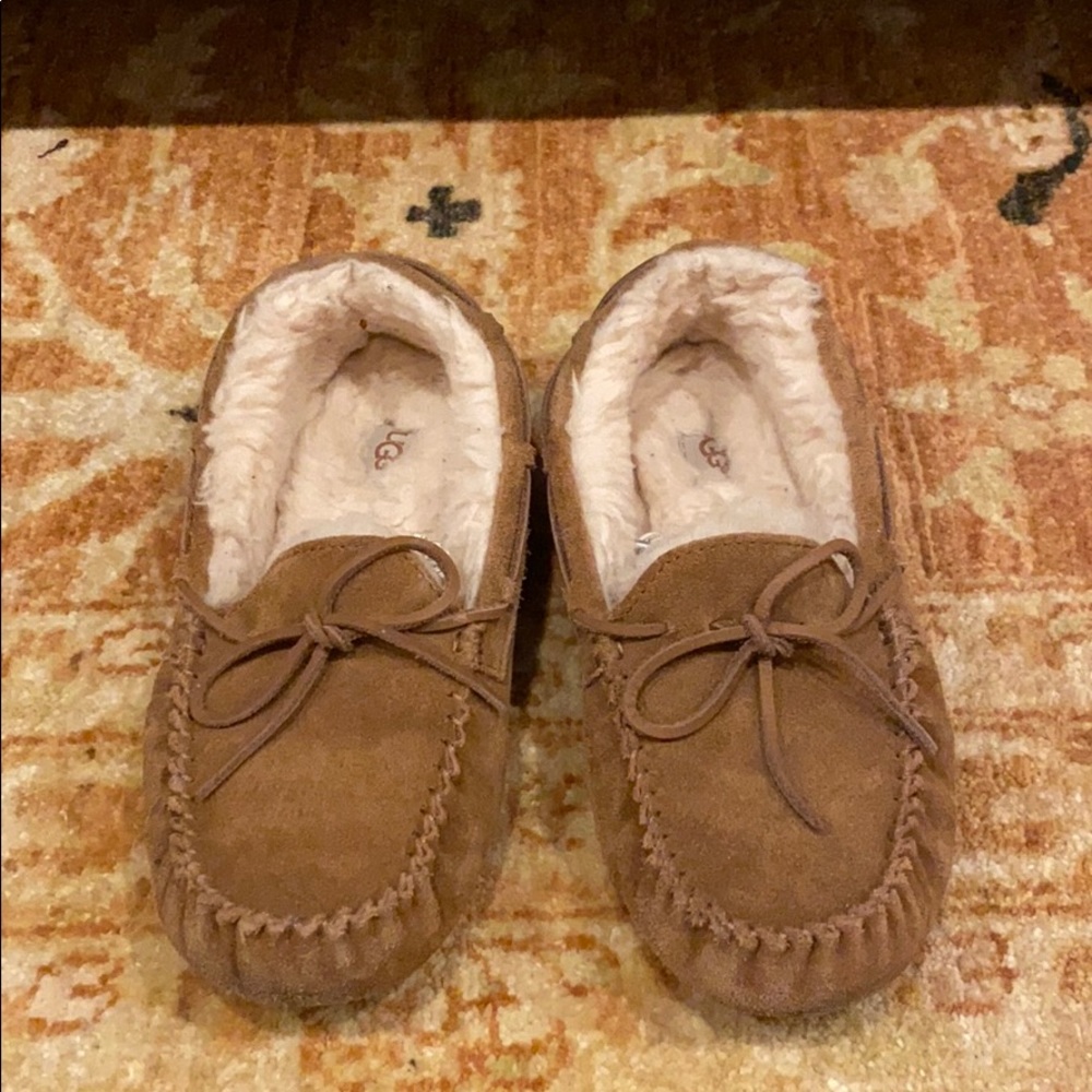 UGG size 5 tan slipper in good condition